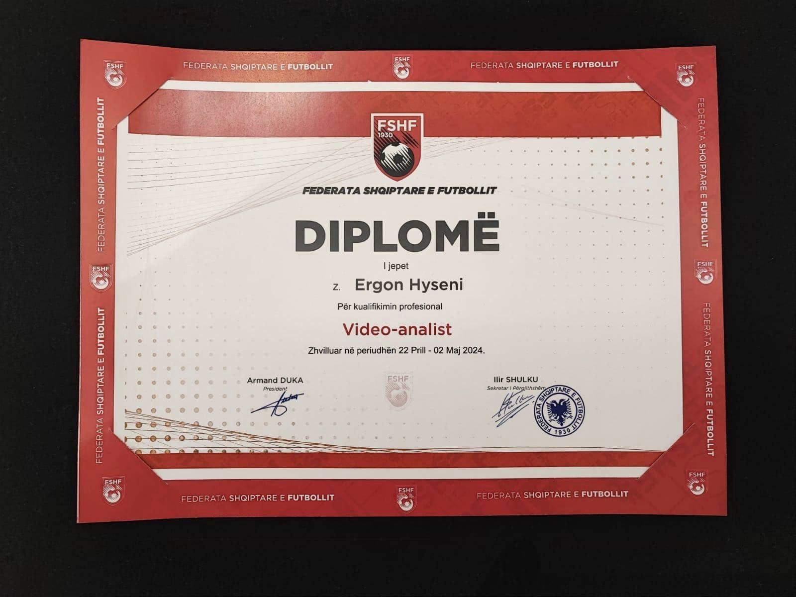Nga tani, Ergon Hyseni, video analist i licensuar nga Federata Shqiptare e Futbollit.